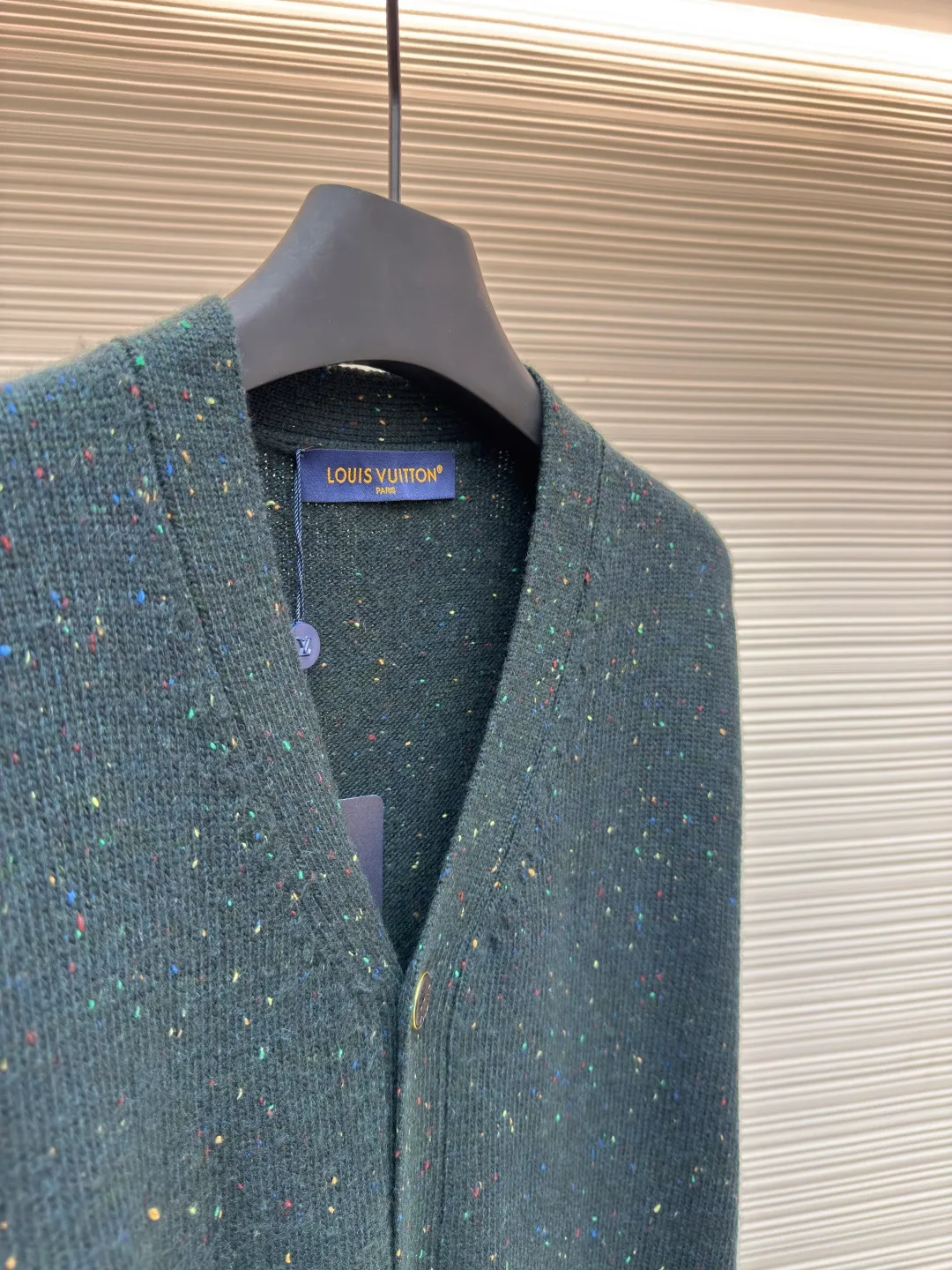 LOUIS VUITTON ●Description: This soft cashmere knitted cardigan has a deep body embellished with contrasting spotted elements, and the left pocket is embroidered with exquisite texture!V logo, echoing the Japanese craftsmanship inspiration in the PharrellWilliams and Nigo collaboration series. The light yet gorgeous style makes it a great choice for layering across seasons. The overall wiring is straight and delicate, the fabric is comfortable and soft, and the color is consistent without color difference. It can be matched with the same style to create a fashionable look and control various occasions. Customized accessories, complete with three standards, same style for men and women!